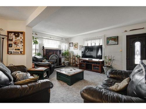 228 47 Ave W, Claresholm, AB - Indoor Photo Showing Living Room