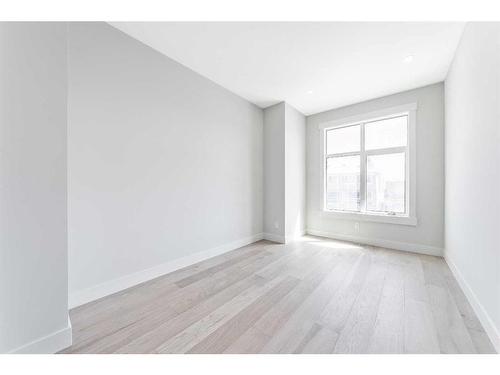 924 33A Street Nw, Calgary, AB - Indoor Photo Showing Other Room