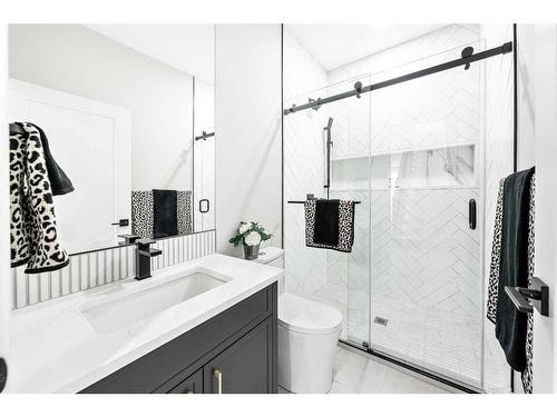 924 33A Street Nw, Calgary, AB - Indoor Photo Showing Bathroom