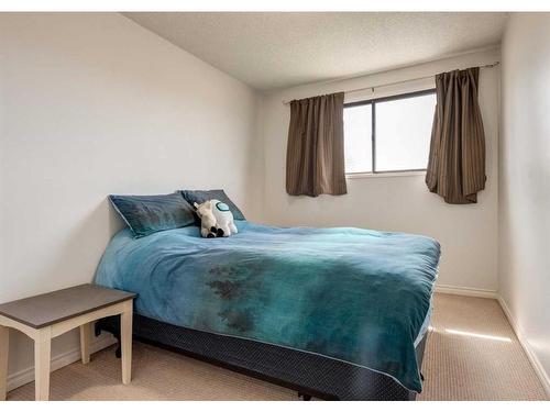 624 Bracewood Drive Sw, Calgary, AB - Indoor Photo Showing Bedroom