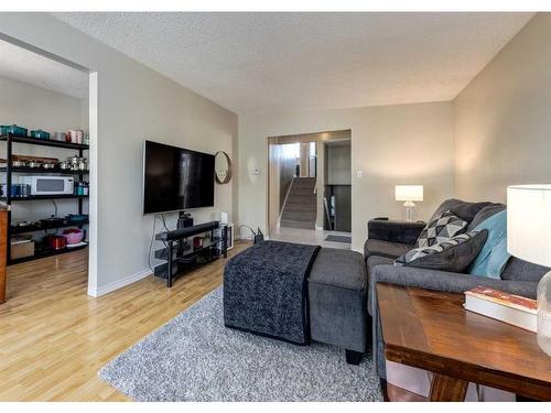 624 Bracewood Drive Sw, Calgary, AB - Indoor Photo Showing Living Room