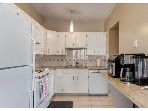 624 Bracewood Drive Sw, Calgary, AB - Indoor Photo Showing Kitchen With Double Sink