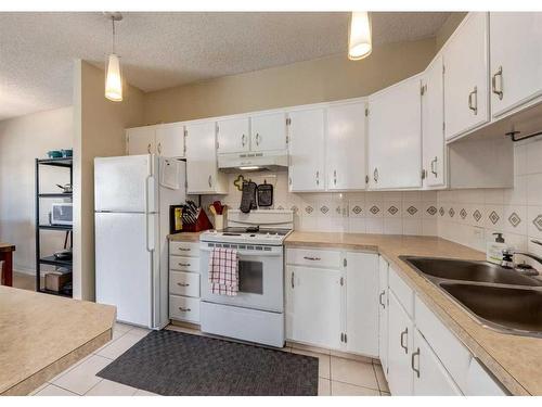 624 Bracewood Drive Sw, Calgary, AB - Indoor Photo Showing Kitchen With Double Sink