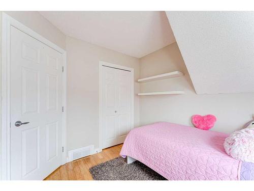 122 Cedarwood Lane Sw, Calgary, AB - Indoor Photo Showing Bedroom