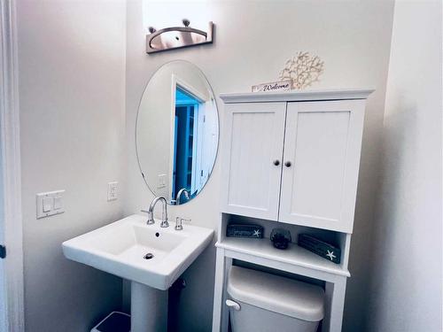 286 Mountainview Drive, Okotoks, AB - Indoor Photo Showing Bathroom