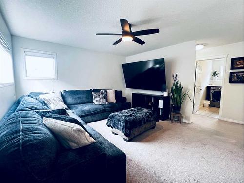 286 Mountainview Drive, Okotoks, AB - Indoor Photo Showing Living Room