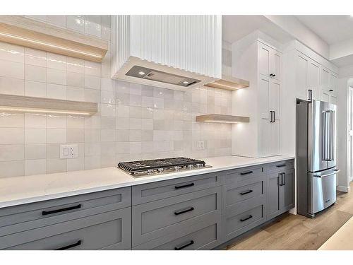 418 24 Avenue Ne, Calgary, AB - Indoor Photo Showing Kitchen With Upgraded Kitchen