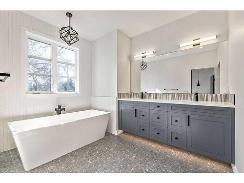 418 24 Avenue Ne, Calgary, AB - Indoor Photo Showing Bathroom