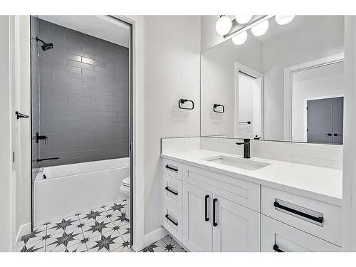 418 24 Avenue Ne, Calgary, AB - Indoor Photo Showing Bathroom