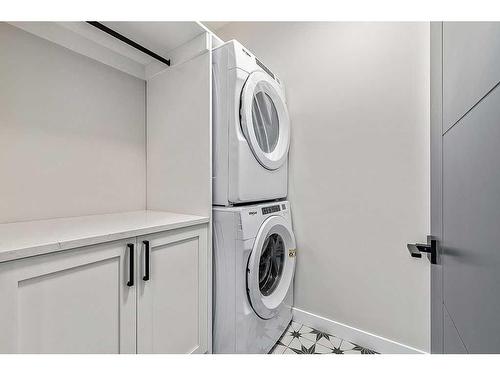 418 24 Avenue Ne, Calgary, AB - Indoor Photo Showing Laundry Room