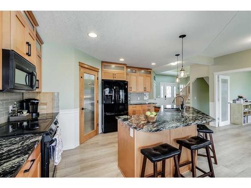 2720 Coopers Manor Sw, Airdrie, AB - Indoor Photo Showing Kitchen With Upgraded Kitchen