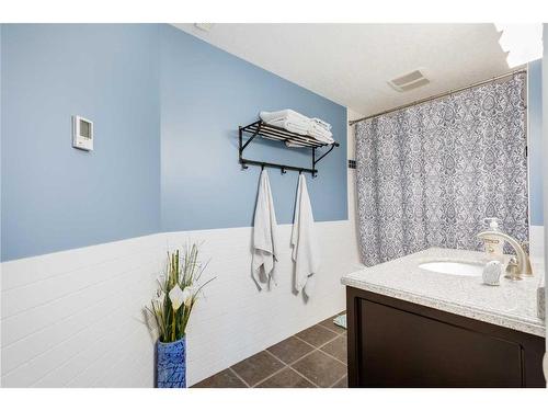 2720 Coopers Manor Sw, Airdrie, AB - Indoor Photo Showing Bathroom