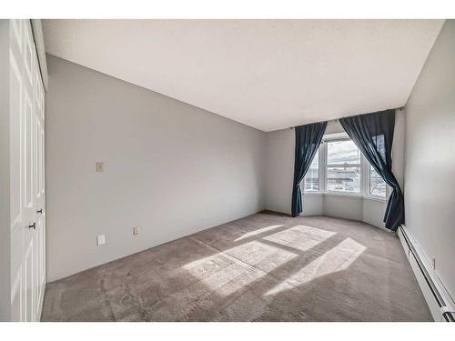 411-3730 50 Street Nw, Calgary, AB - Indoor Photo Showing Other Room