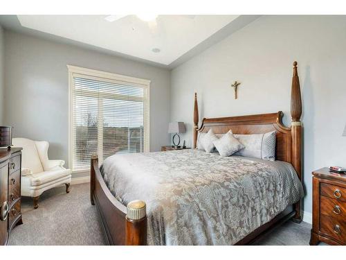 824 Royal Court Nw, Calgary, AB - Indoor Photo Showing Bedroom