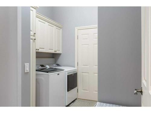 824 Royal Court Nw, Calgary, AB - Indoor Photo Showing Laundry Room