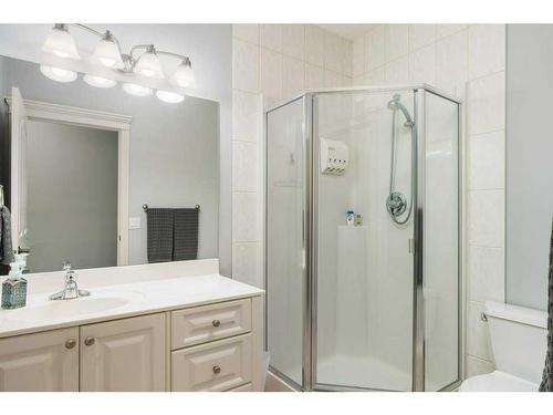 824 Royal Court Nw, Calgary, AB - Indoor Photo Showing Bathroom