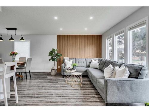 52 Sunhurst Crescent Se, Calgary, AB - Indoor Photo Showing Living Room