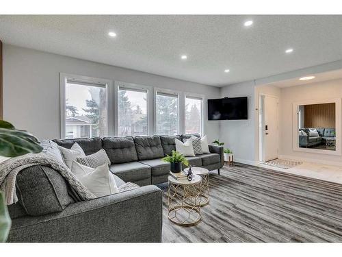 52 Sunhurst Crescent Se, Calgary, AB - Indoor Photo Showing Living Room