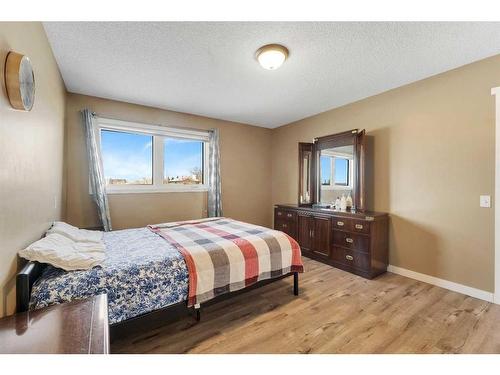 994 Coventry Drive Ne, Calgary, AB - Indoor Photo Showing Bedroom