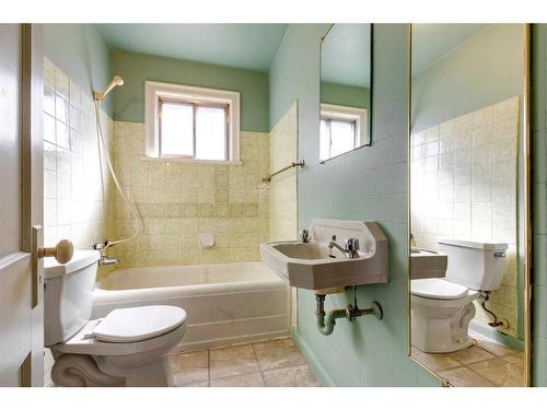 2413 5 Avenue Nw, Calgary, AB - Indoor Photo Showing Bathroom