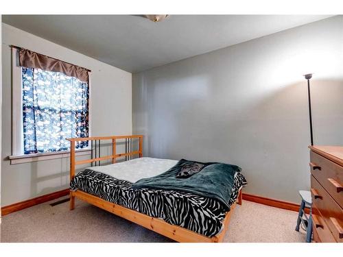 2413 5 Avenue Nw, Calgary, AB - Indoor Photo Showing Bedroom
