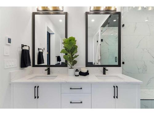 711 36 Street Sw, Calgary, AB - Indoor Photo Showing Bathroom