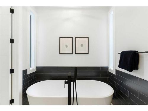 711 36 Street Sw, Calgary, AB - Indoor Photo Showing Bathroom