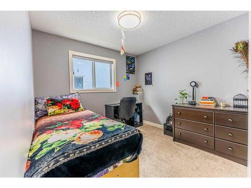 120 Taracove Crescent Ne, Calgary, AB - Indoor Photo Showing Bedroom