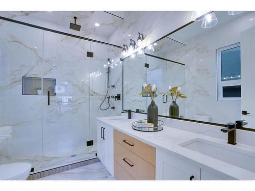 2316 9 Avenue Nw, Calgary, AB - Indoor Photo Showing Bathroom