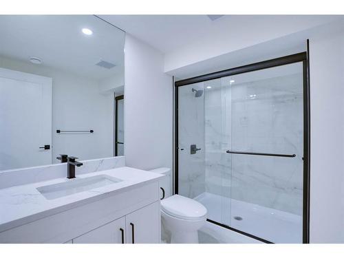 2316 9 Avenue Nw, Calgary, AB - Indoor Photo Showing Bathroom