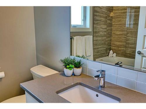 2407 25A Street Sw, Calgary, AB - Indoor Photo Showing Bathroom