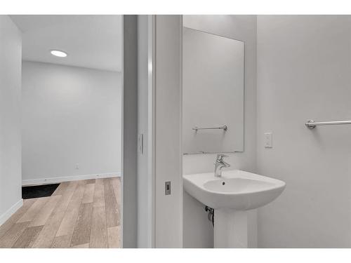 105 Creekstone Path Sw, Calgary, AB - Indoor Photo Showing Bathroom