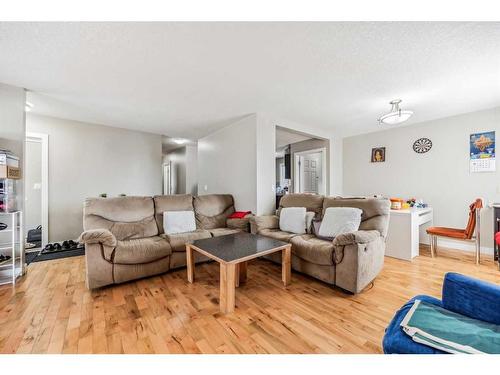 1532 Mardale Way Ne, Calgary, AB - Indoor Photo Showing Living Room
