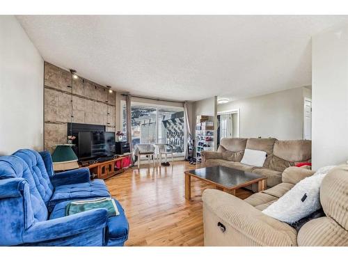 1532 Mardale Way Ne, Calgary, AB - Indoor Photo Showing Living Room