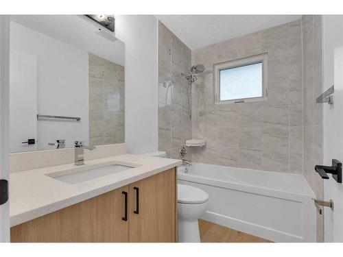 975 Pinecliff Drive Ne, Calgary, AB - Indoor Photo Showing Bathroom