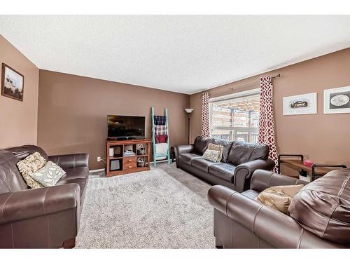 100 Cranfield Circle Se, Calgary, AB - Indoor Photo Showing Living Room