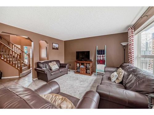 100 Cranfield Circle Se, Calgary, AB - Indoor Photo Showing Living Room