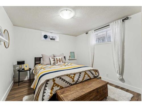 3532 35 Avenue Sw, Calgary, AB - Indoor Photo Showing Bedroom