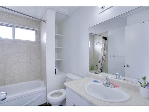 192 Castlegreen Close Ne, Calgary, AB - Indoor Photo Showing Bathroom
