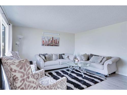 192 Castlegreen Close Ne, Calgary, AB - Indoor Photo Showing Living Room