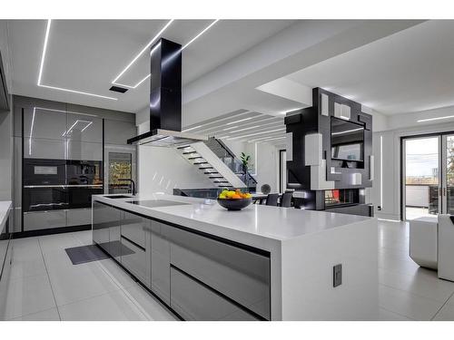 1104 Drury Avenue Ne, Calgary, AB - Indoor Photo Showing Kitchen