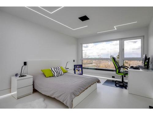 1104 Drury Avenue Ne, Calgary, AB - Indoor Photo Showing Bedroom