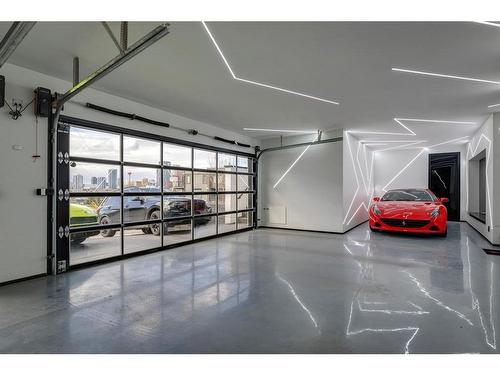 1104 Drury Avenue Ne, Calgary, AB - Indoor Photo Showing Garage