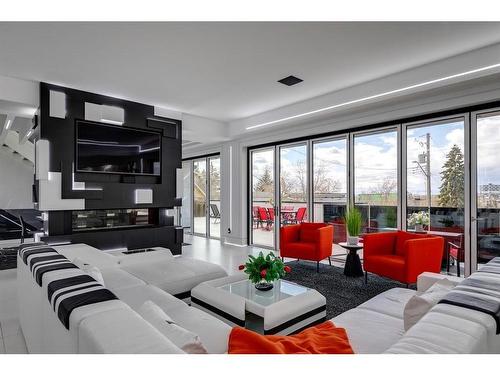 1104 Drury Avenue Ne, Calgary, AB - Indoor Photo Showing Living Room