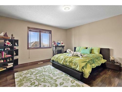 6 Rockcliff Landing Nw, Calgary, AB - Indoor Photo Showing Bedroom