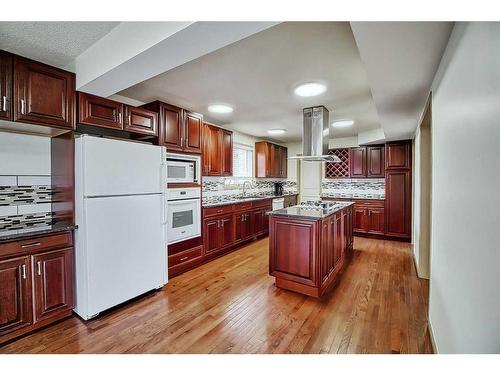 325 6 Street, Irricana, AB - Indoor Photo Showing Kitchen