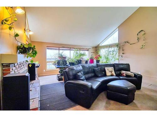 325 6 Street, Irricana, AB - Indoor Photo Showing Living Room