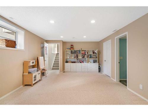 21 Everhollow Rise Sw, Calgary, AB - Indoor Photo Showing Other Room