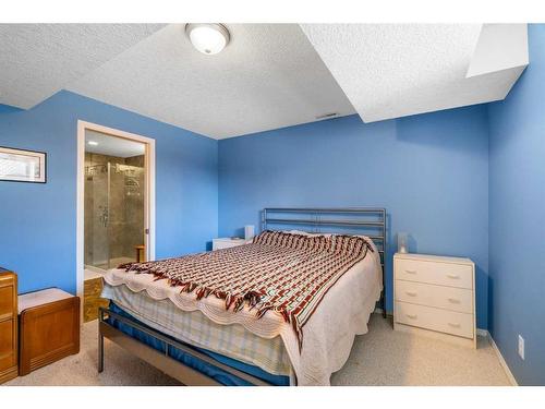 21 Everhollow Rise Sw, Calgary, AB - Indoor Photo Showing Bedroom