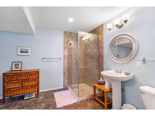 21 Everhollow Rise Sw, Calgary, AB - Indoor Photo Showing Bathroom